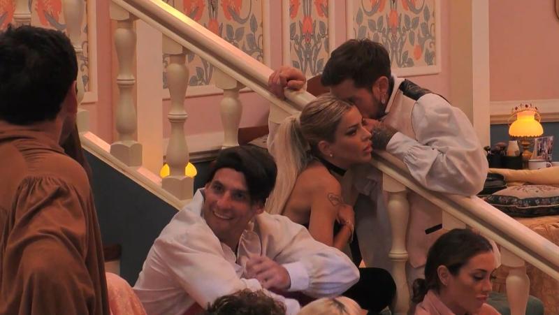 Luis Mateucci le habla en el oído a Oriana Marzoli en Ganar o Servir