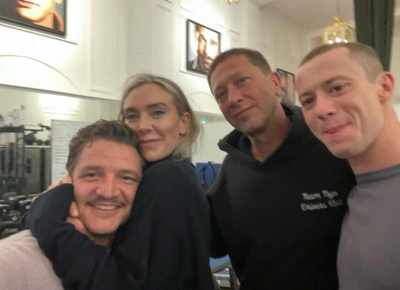 Pedro Pascal y sus compañeros de elenco.