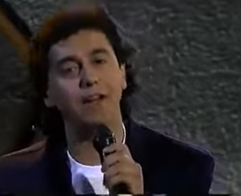 Claudio Reyes cantando 'Por qué llora la tarde' - Captura