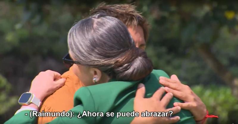 Amanda entrega abrazos a los participantes de Ganar o Servir