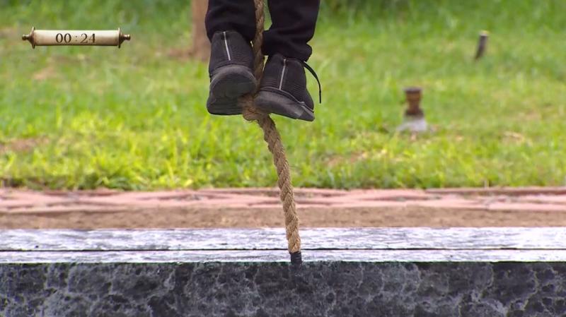 La competencia individual femenina en Ganar o Servir requería fuerza de brazos y apoyarse en pequeños nudos