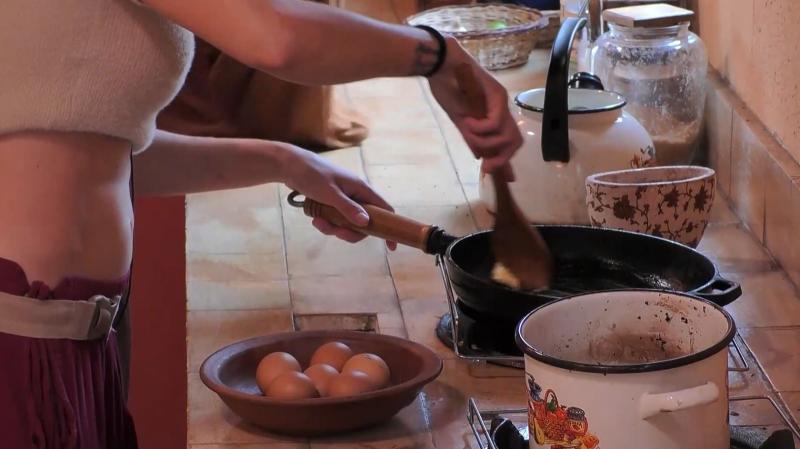 Daniela Colett hace huevos revueltos frente a Julia Fernándes en Ganar o Servir
