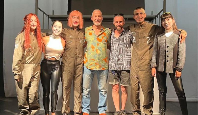 Sebastián Dahm junto al elenco de su obra “Lapel Duvide” 2022