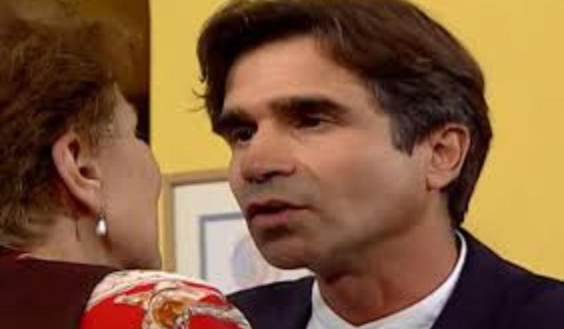 Alex Zisisi como Adolfo, Fito Ossandón en 'Playa Salvaje' de Canal 13