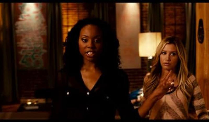 Erica Ash y Ashley Tisdale en Scary Movie 5