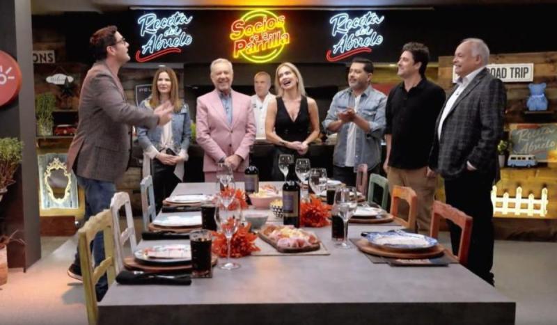 Paola Camaggi, Savka Pollak, Eliseo Salazar y Álvaro Salas en Socios de la Parrilla
