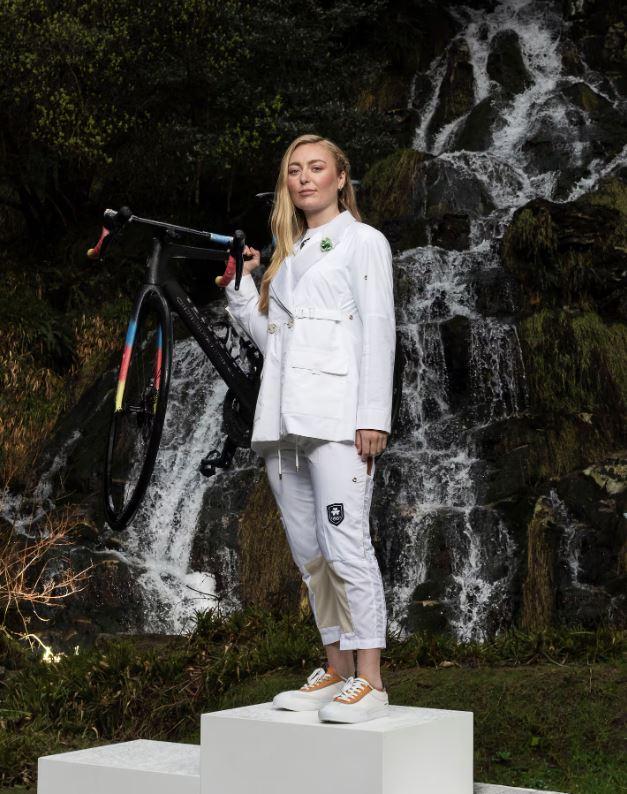 Los trajes blancos de los atletas olímpicos irlandeses se componen de dos chaquetas (para las ceremonias de apertura y clausura), una camiseta, pantalones y zapatos. Créditos: Irish Times