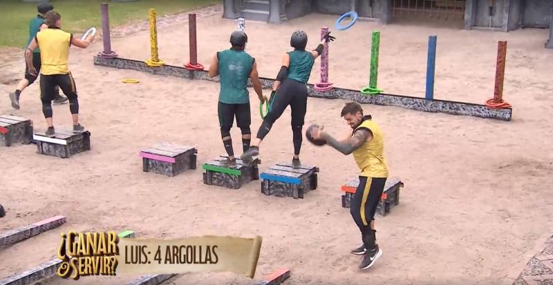 Luis lanza su casco al suelo