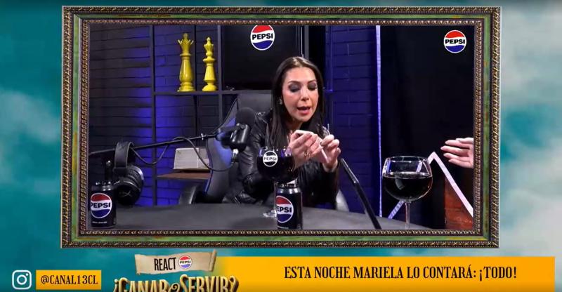 Mariela le pasa su teléfono a Pía para leer el mensaje - Ganar o Servir