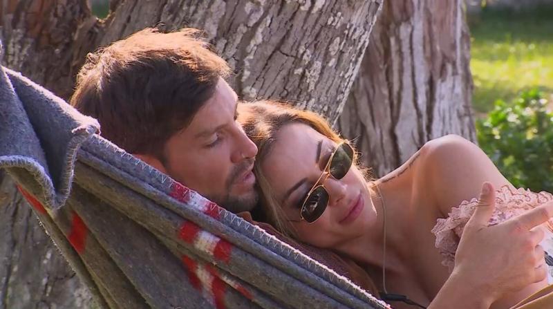 Luis Mateucci y Daniela Colett en la hamaca de Ganar o Servir