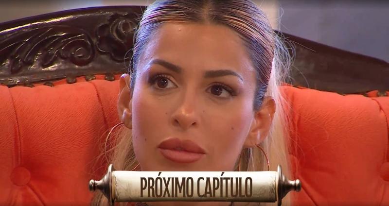 Oriana mirando a Austin molestar a Mateucci en Ganar o Servir