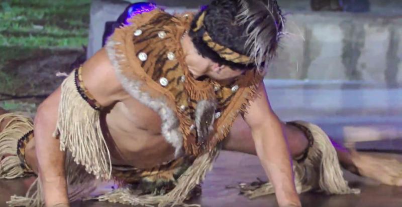 Pangal bailando en el suelo