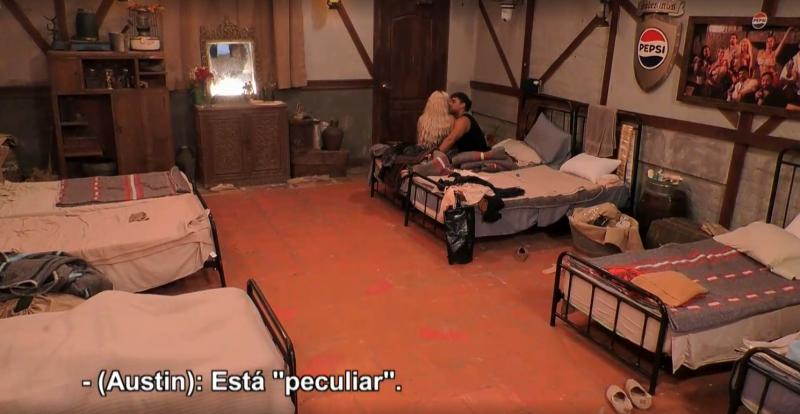 Austin le dice a Fran que su vestido es peculiar en Ganar o Servir