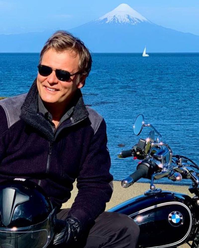 Amaro Gómez-Pablos sufre accidente en su motocicleta en la comuna de Vitacura.