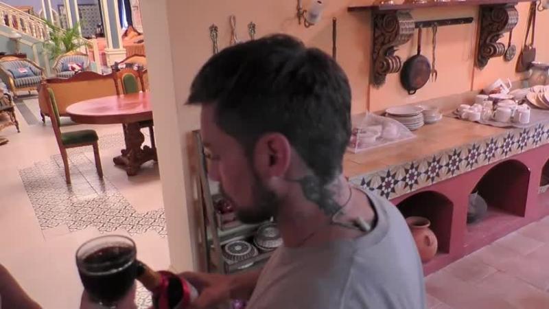 Luis Mateucci llenando su copa de vino.