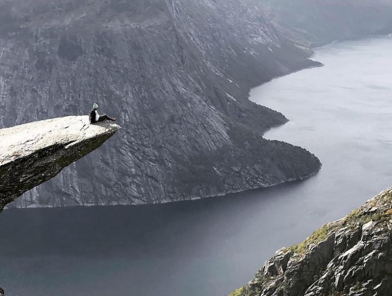Claudio Iturra en Trolltunga, Noruega. Créditos: Facebook.