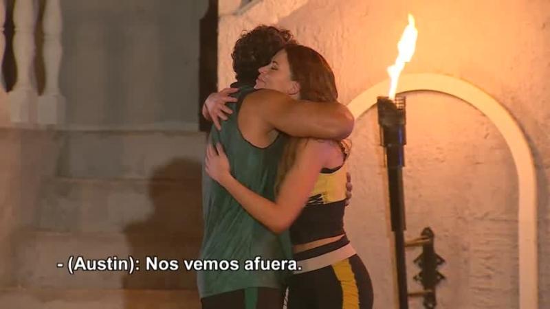 El abrazo entre Austin y Julia Fernándes.