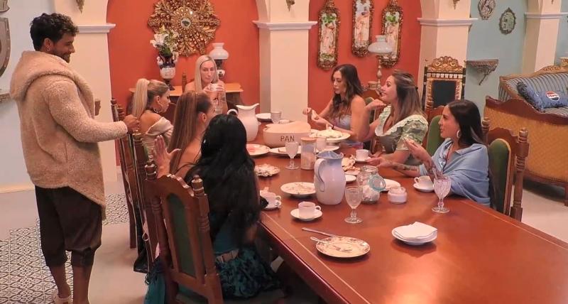 Faloon le pide una sonrisa a Austin para todas las mujeres de Ganar o Servir