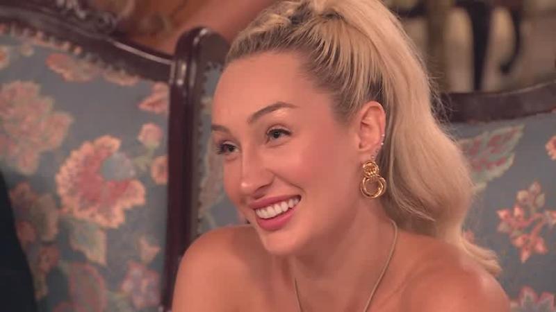 La reacción alegre de Fran, al escuchar el mensaje que le dedicó Austin durante la dinámica de los opuestos.