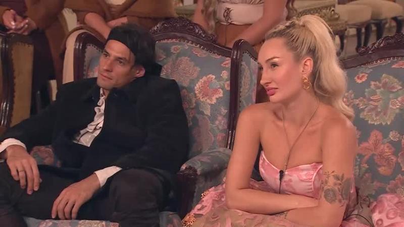 Fran y Facundo, escuchando atentos la presentación de Austin.