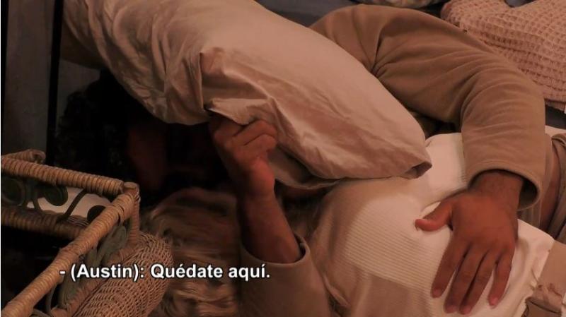 Austin le pide a Fran dormir juntos