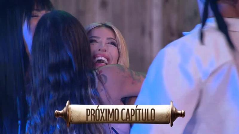 El abrazo entre Blue Mary y Oriana.