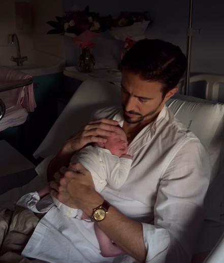 Marco Ferri junto a su primera hija, Lea Isabella.