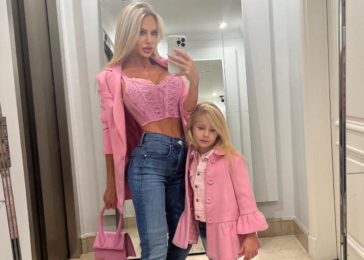 Luciana Salazar junto a su pequeña hija de seis años.