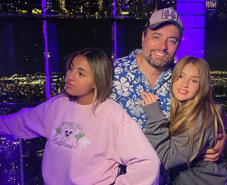 Daniel Valenzuela junto a sus dos hijas, Eloísa y Alondra.