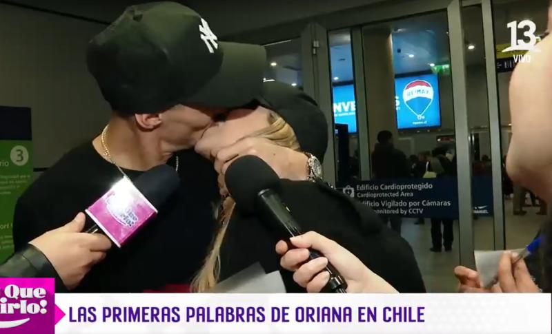 Oriana Marzoli junto a Facundo González en el Aeropuerto de Santiago.