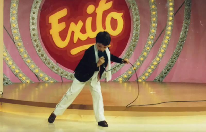 Daniel Valenzuela en el programa "Éxito" imitando a Luis Miguel