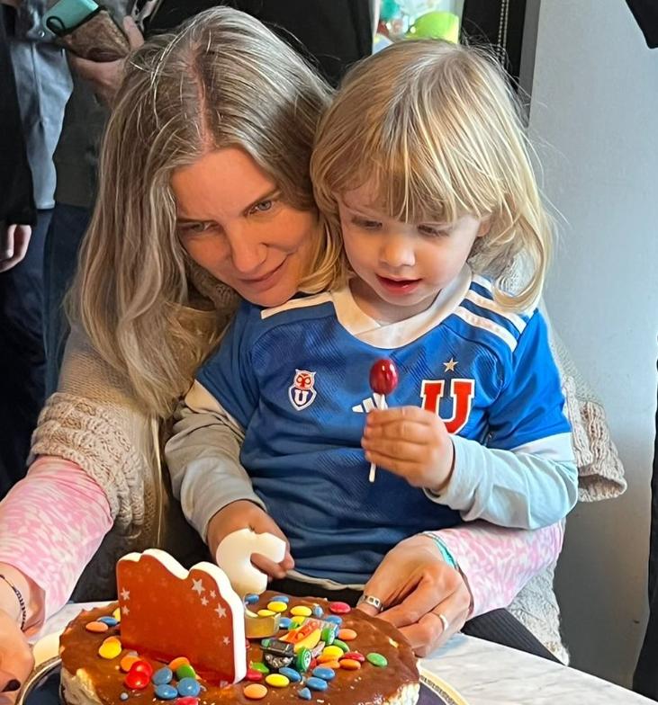 Javiera Acevedo y su hijo Kai.