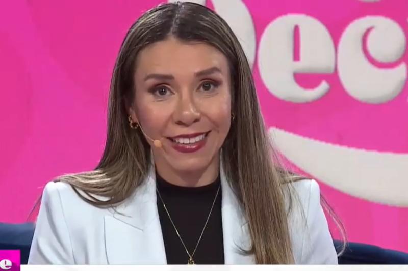 La patita de Cecilia Gutiérrez sobre Karen Doggenweiler