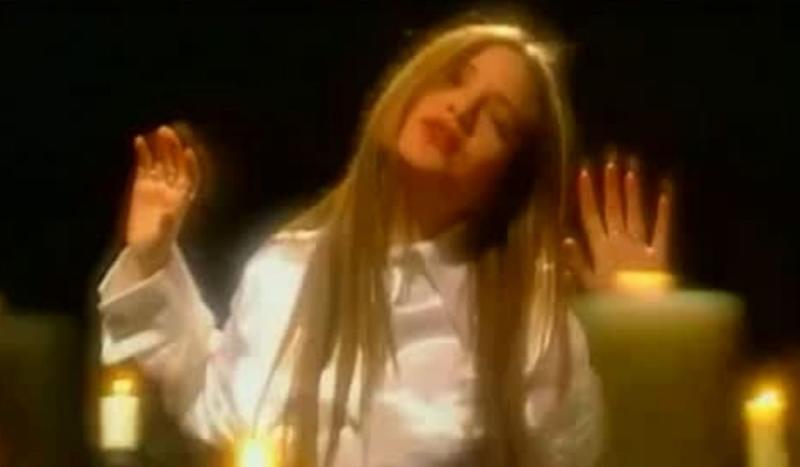 Videoclip de "Dame Luz" de Nicole