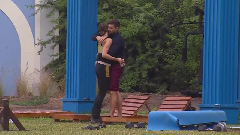 El abrazo entre Daniela y Luis.