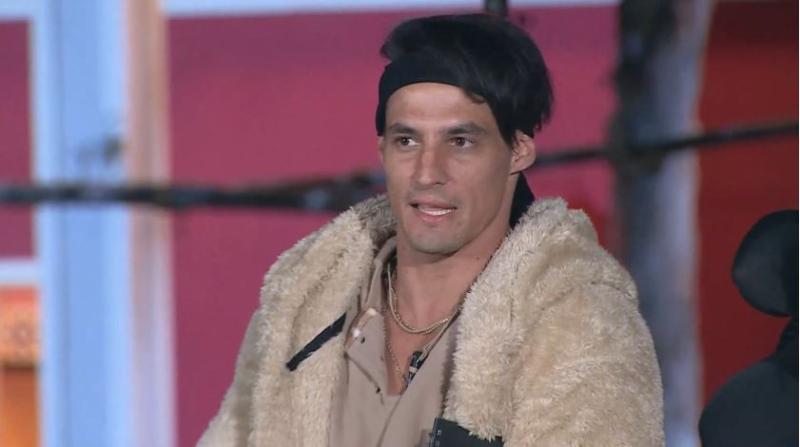 Facundo contando su historia con una artista estadounidense en Ganar o Servir