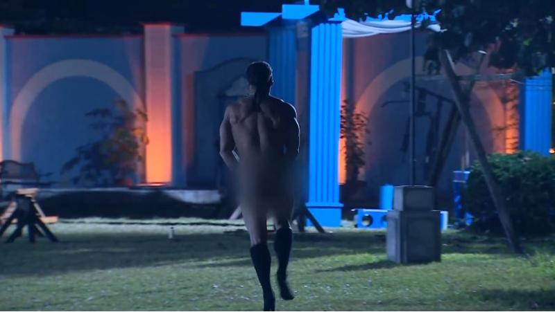 Facundo corre desnudo por la casona de Ganar o Servir
