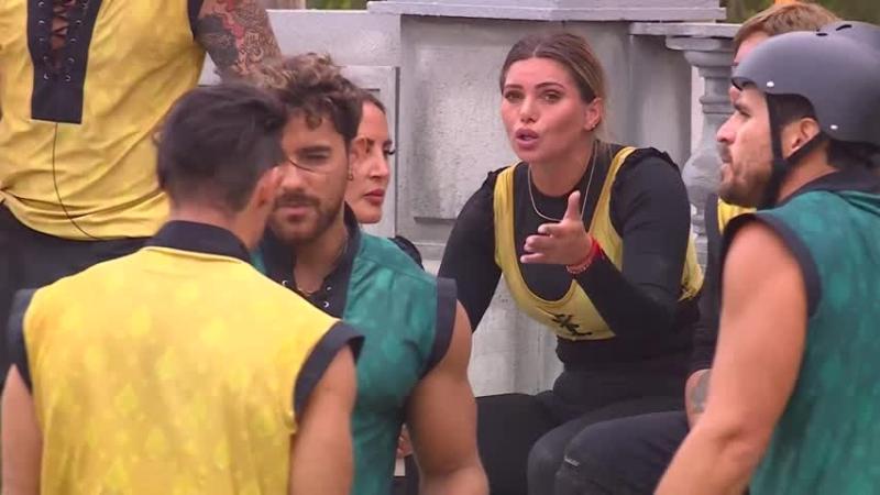 Blue Mary y Faloon durante su pelea en la arena de competencias de Ganar o Servir.