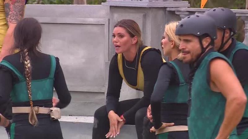 La tensa discusión entre Faloon y Blue Mary.