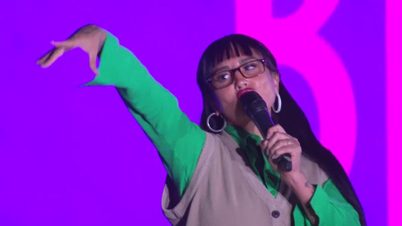 Blue Mary imita a Betty la fea en Ganar o Servir