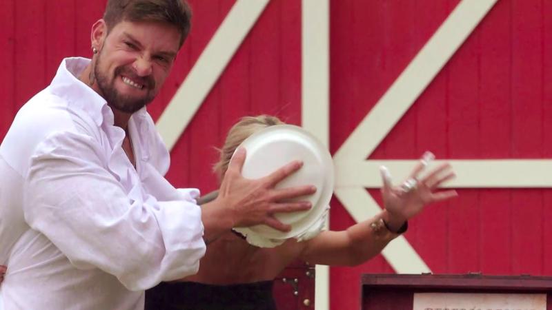 Luis le da pastelazo a Oriana en Ganar o Servir