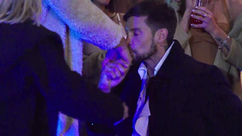 Luis se arrodilla y besa la mano de Pangal en Ganar o Servir