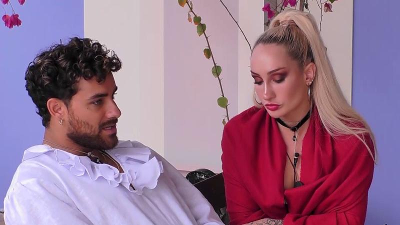 Austin se sienta junto a Fran