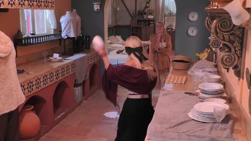 Guarén lanzando intencionalmente uno de los platos, ante la mirada atónita de su amiga Fran.