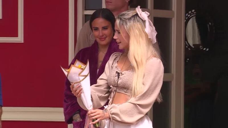 Guarén y el ramo de flores que sorprendió a Amanda.