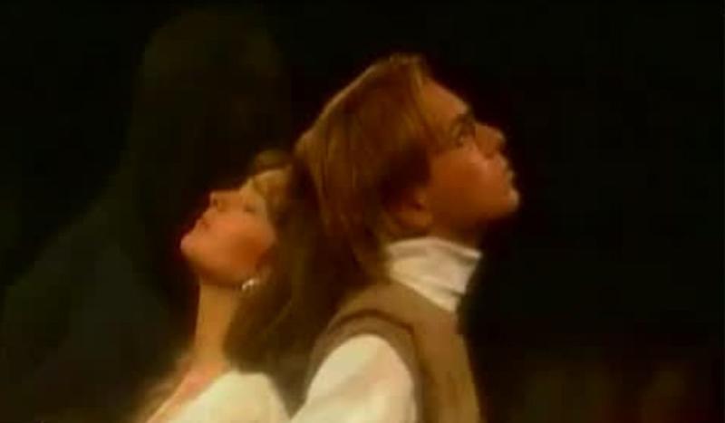 Elenco de "Amor a Domicilio" en el videoclip "Dame Luz" de Nicole