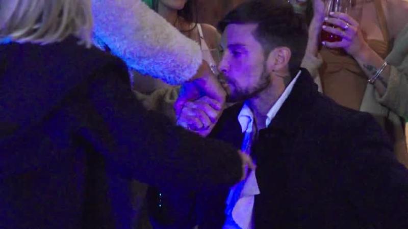El momento del beso de Mateucci.