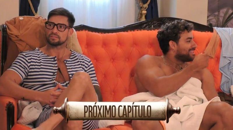 Luis Mateucci mira lo que está pasando con atención mientras los demás comentan