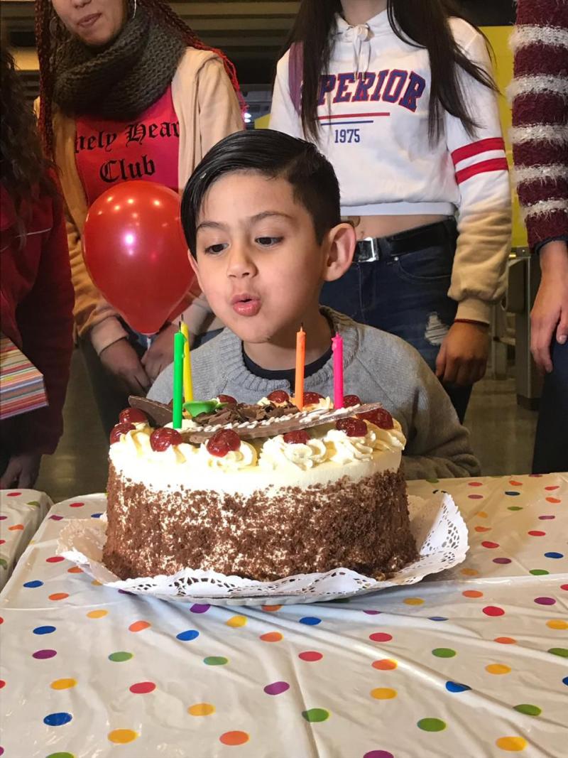 Martín celebrando su cumpleaños número 4 en la estación Tobalaba