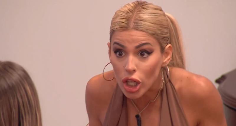 Oriana es encarada por Faloon en Ganar o Servir